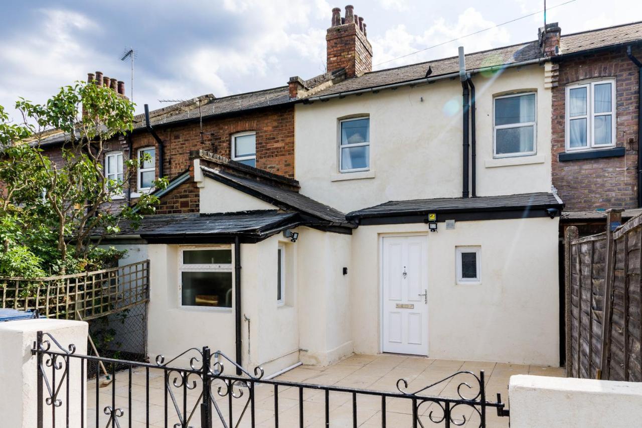 Stunning 4 Bedroom House With Garden, Parking & 3 Mins Walking Distance From Train Station London Exterior photo